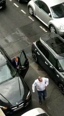 Road Rage à Paris qui termine mal... Un homme se fait trainer sur 20m