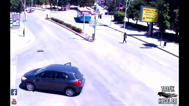 Cette maman oublie d'attacher sa fille et de fermer la portière et va la perdre au milieu de la route