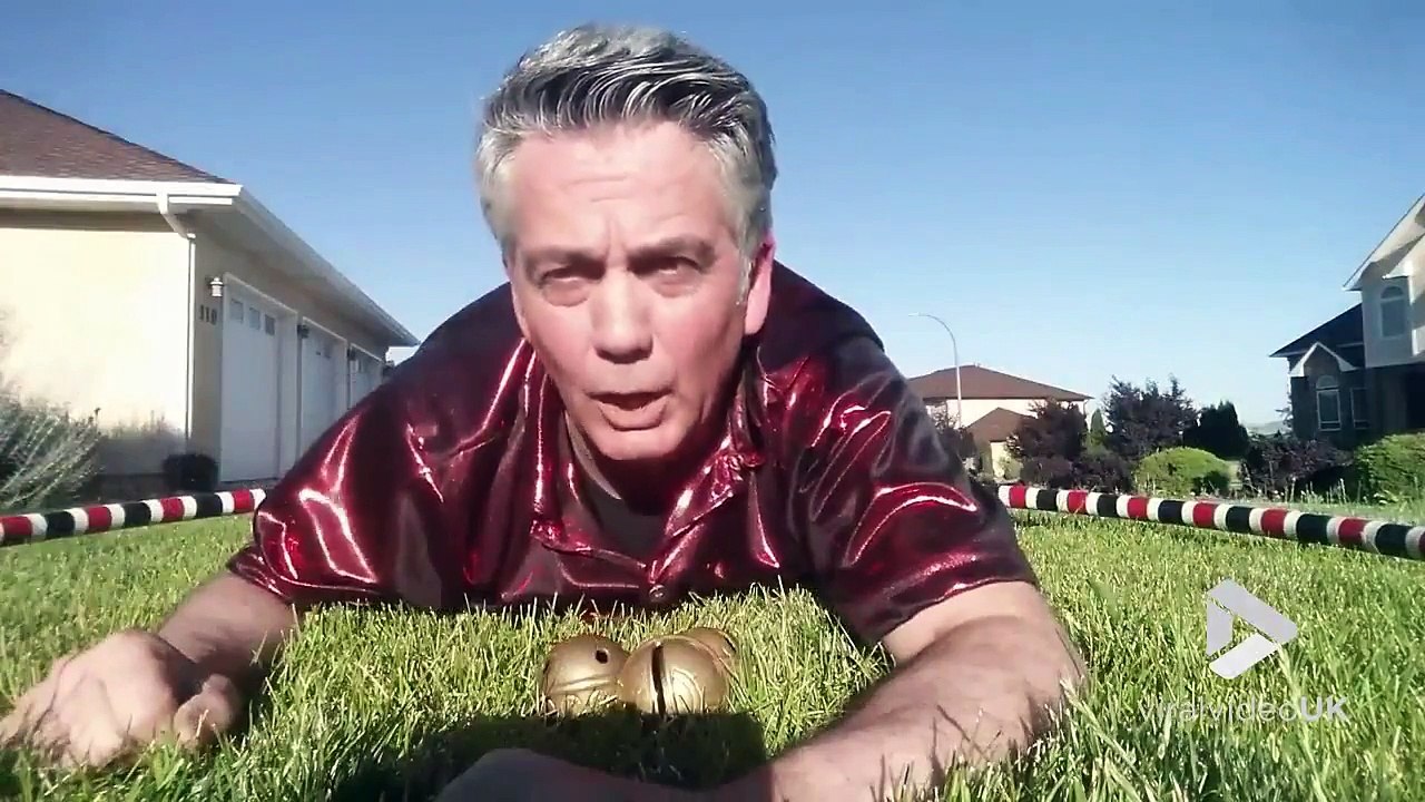 Il fait du Hula Hoop avec un cerceau GEANT !!