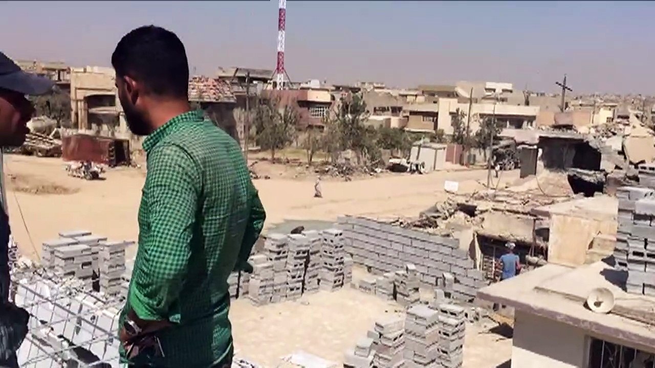 A Mossoul ouest, les habitants reconstruisent l...