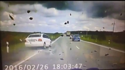 Un automobiliste rate son dépassement et fait 10 tonneaux (Russie)