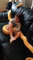 Une jeune fille regarde la TV avec son serpent de 6 mètres !