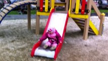Juegos en el patio de recreo Karinka monta un carrusel de desembalaje secuaces Kinder Sorpresa
