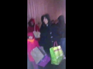 Filas de hasta 8 cuadras para comprar en el supermercado con 50% de descuento-Video