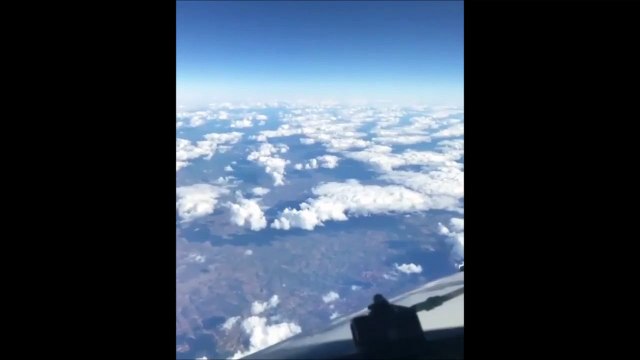 Ce passager filme un avion qui passe en sens inverse... Impressionnant