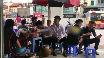 Rửa chân bằng nước pha trà