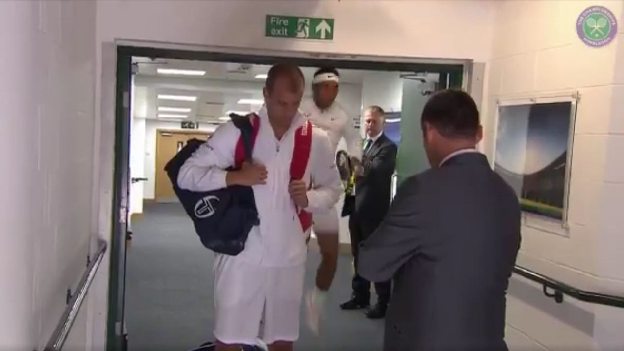 Rafael Nadal se cogne la tête