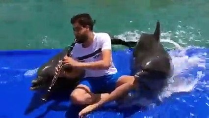 Serkan Çağrı'nın Yunuslarla Düet Yapması