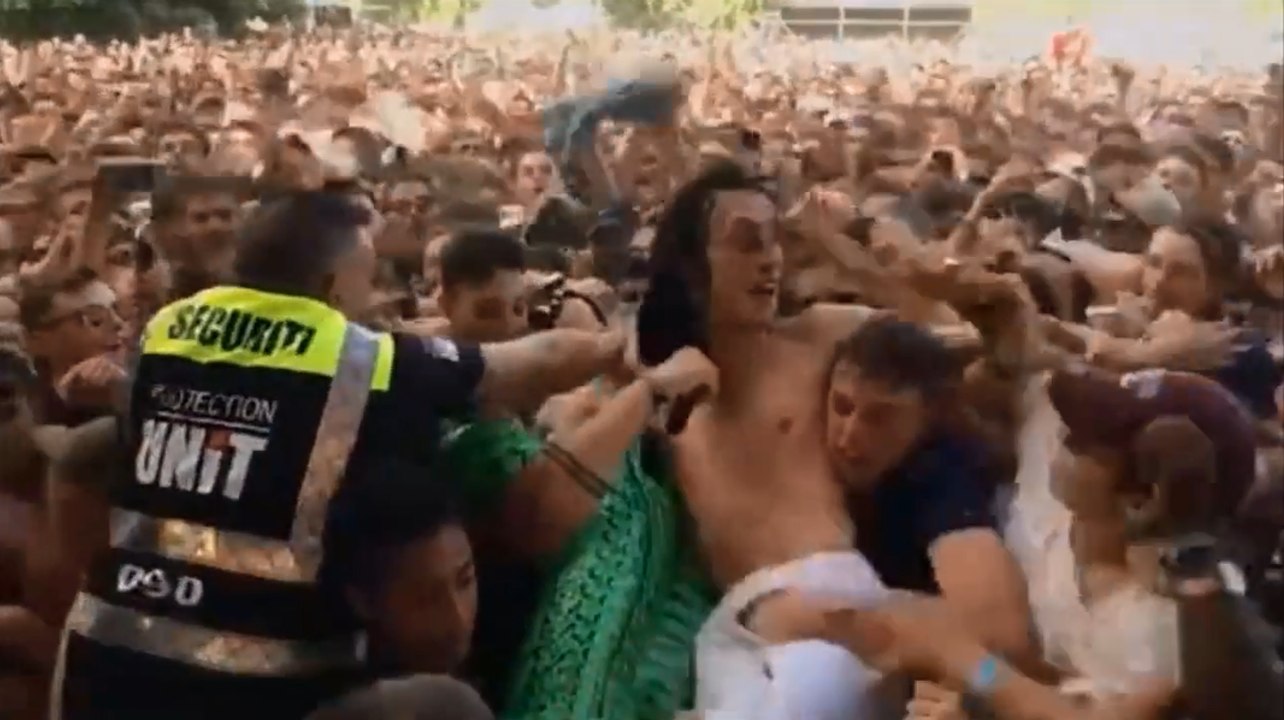 Le rappeur belge Roméo Elvis se fait faire les poches par un fan en plein concert.