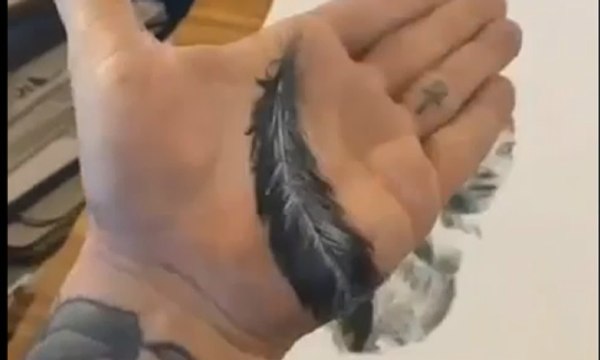 Pelukis Ini Melukis dengan Media Kanvas & Telapak Tangan