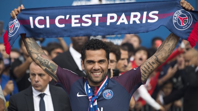 Presentan a Dani Alves con el PSG