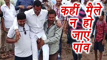 Odisha MLA ने Supporters की गोद में पार की कीचड़, Watch Video । वनइंडिया हिंदी