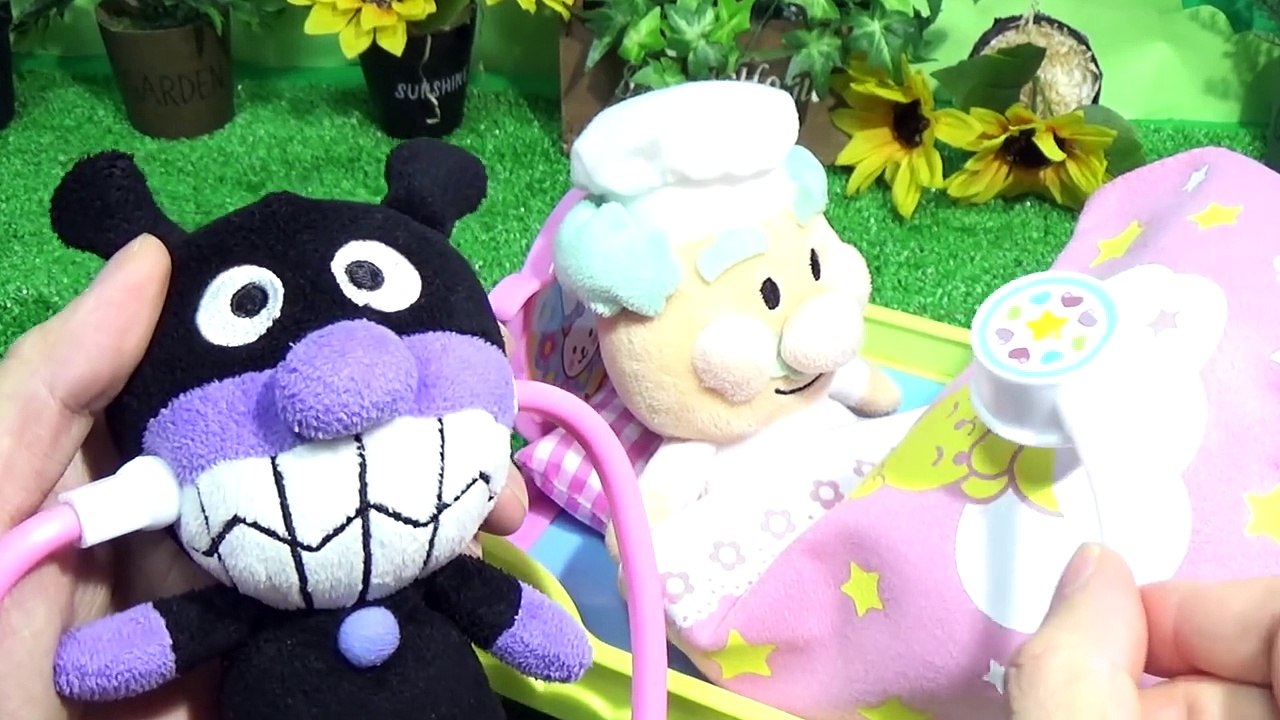 アンパンマン バイキンマンがお医者さんごっこ★診察して注射！病院外で大活躍 風船から何が出るかな？小さなおもちゃがいっぱいだ❤︎たまご 子供向けキッズ動画