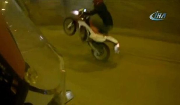 Tek teker şov yapayım derken ölümden dönen motosikletli maganda kamerada