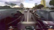 Un motard zigzag entre les voitures au Brésil