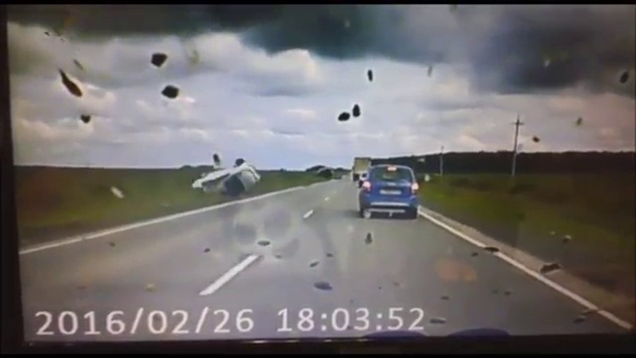 Ce chauffard double n'importe comment et se crash violemment! Au moins 10 tonneaux