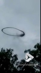 Un anneau noir mystérieux dans le ciel.. OVNI ???