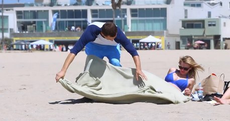 Plajda Milletin Üstüne Battaniye Örtmek