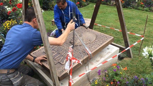 Pose de la plaque Toulhoat en hommage à Pierre-Jakez Hélias
