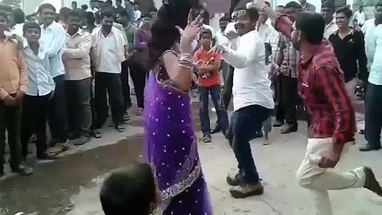 Funny dance दूल्हे के दोस्तों का इतना मजेदार शादी वाला धमाल डांस .