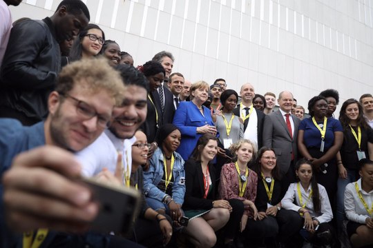 Échange d'Emmanuel Macron et d'Angela Merkel avec les jeunes de l'OFAJ.