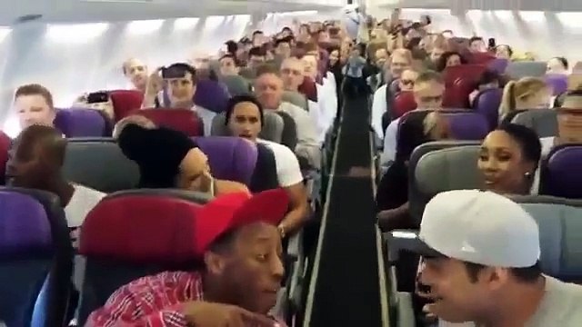 VOCÊ ENTRA NO AVIÃO E ENCONTRA O CAST DE ‘REI LEÃO’ CANTANDO O TEMA DO FILME