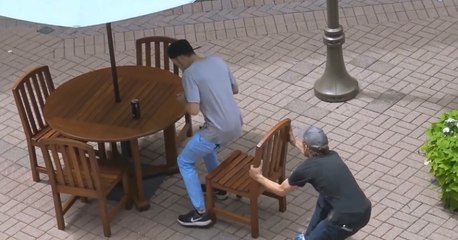 Sandalye Çekme Şakası