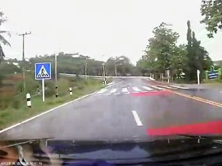 Viraja Hızlı Giren Kamyonun Dehşet Saçması