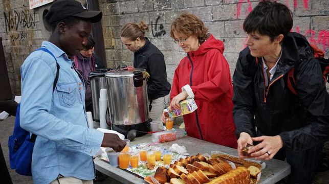 Après l'évacuation, ces bénévoles servent toujours des centaines de petits-déjeuners aux migrants de La Chapelle