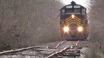 On se demande comment ce train va pouvoir rouler sur ces rails en mauvais état