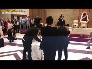 Düğünlerinde Bile Nargileden Kopamayan Çift