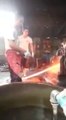 Ces ouvriers chinois obligé de s'hydrater abondamment lorsqu'ils manipulent de l'acier en fusion