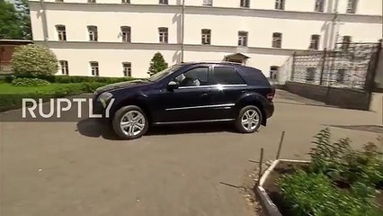 Putin şoförlüğünü yapıyor: Kim bu kırmızılı kadın?