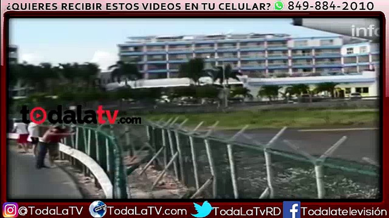 Murió una turista en "la playa más peligrosa del mundo": no resistió la ráfaga que produjo un avión-Video