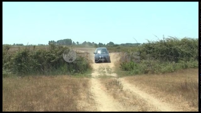 Ora News - Durrës, godet me kosë bashkëfshatarin pas sherrit për zetorin, vdes në spital