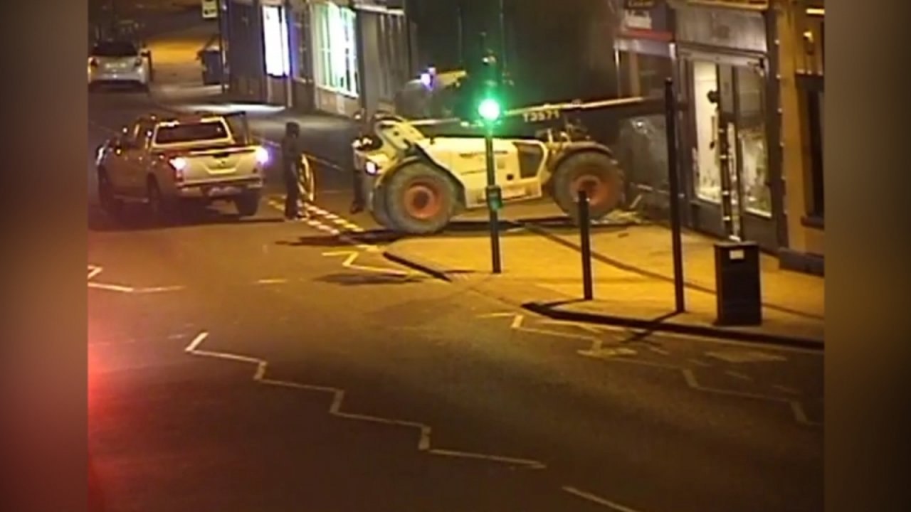 Watch as bobcat machine tears through bank wall to steal cash machine