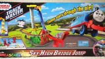 Et pont amis grande haute saut enfants en jouant course course ciel le le le le la à Il Thomas trackmaster thomas