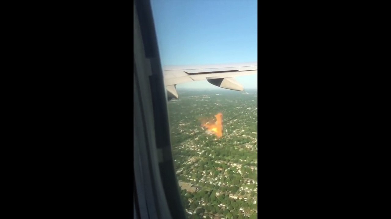Motor De Avião Fica Em Chamas Depois De Embate Contra Pássaro !