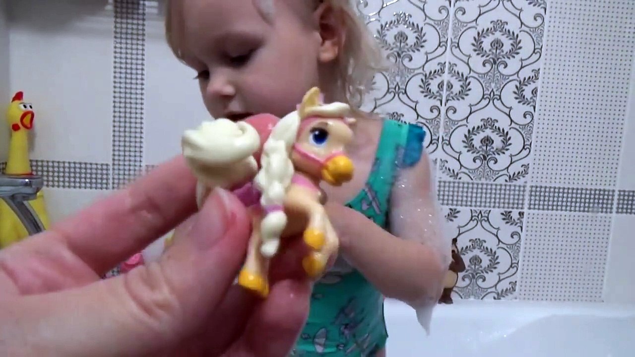 Сюрпризы в пене!!! Ищем сюрпризы и купаем кукол!! surprises unboxing and bathing dolls
