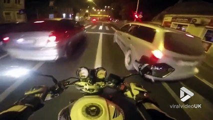 Il veut faite la course avec une moto, mais il va vite le regretter