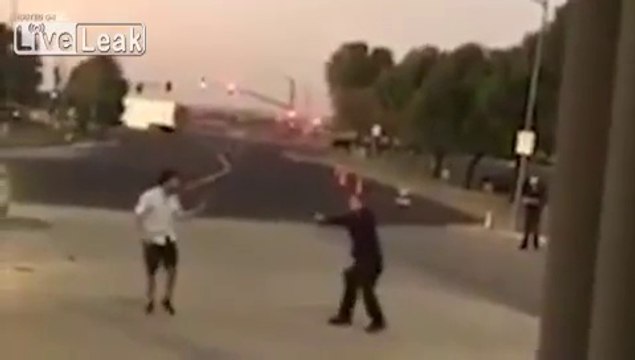 Ce policier est poursuivi par son propre suspect qui s'échappe et défonce sa voiture !