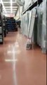 5 employés cachés derrière les matelas dans un supermarché Walmart !