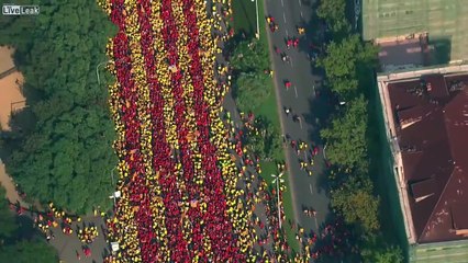 Des milliers de manifestants dessinent le drapeau Catalan à Barcelone !