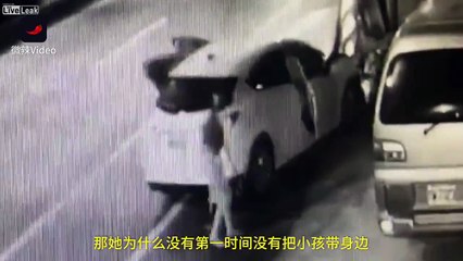 Elle plante sa voiture dans un poteau et fait tomber son bébé en sortant !!