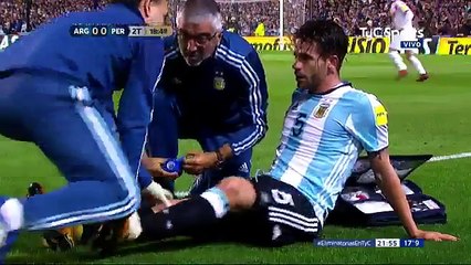 Fernando Gago screaming 'let me play' with ruptured ACL mid-match
