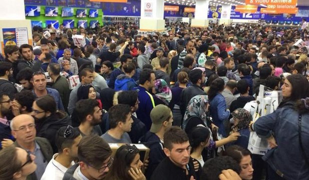Teknoloji mağazasında izdiham... Çevik kuvvet geldi