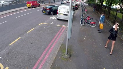 Cet homme regarde un peu trop une jeune femme !
