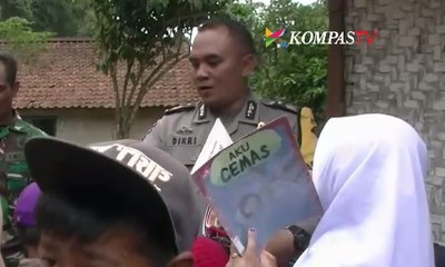Salut! Polisi Ini Didirikan Taman Baca di Desa Terpencil