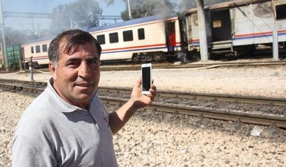Tren yandı, meraklılar görüntü çekmek için birbiriyle yarıştı