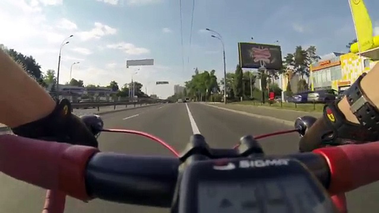 Шоссейный велосипед на дороге. Шоссейник. Шоссер. Скорость.